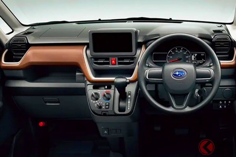 新車只要135萬日圓！ Subaru全新「輕型滑門休旅車」超厲害！ 11年來首次全面改款！ 比頂級車型「便宜約70萬日圓」＆「油耗超過每公升22公里」超省油！ 時尚內裝也很讚，最便宜的「Stella」是什麼樣的車呢？￼￼￼