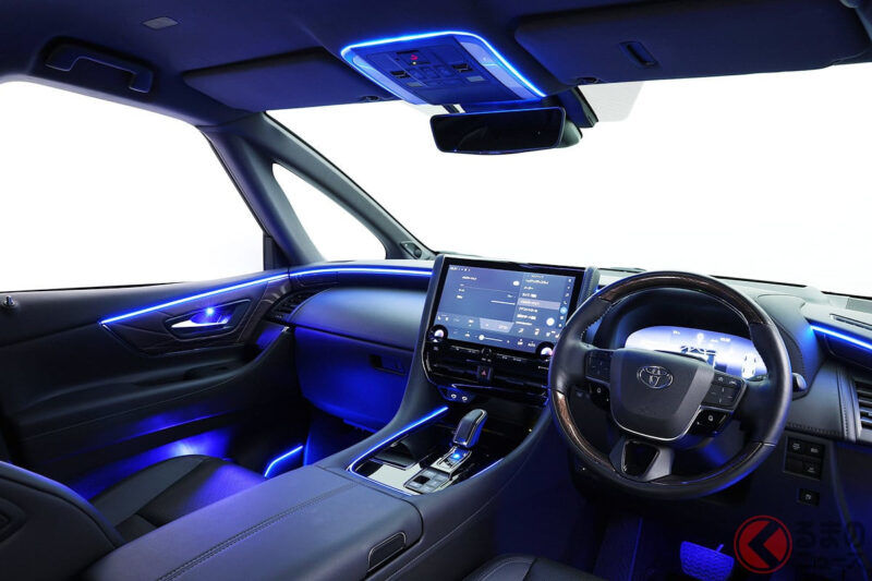 Toyota 最新 Alphard 搭載超吸睛「創新氛圍燈」登場！ 與原廠燈光完全連動、還能切換 14 色！Alpine Style 推出「新型 Ambient Light」效果驚人