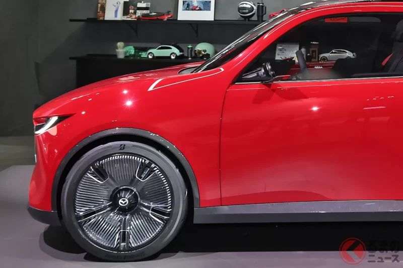 馬自達的新「小型車預告片」!?  雖小卻擁有「寬敞車室」，全長約3.8米「剛剛好的尺寸」！ 在JMS2025展出的概念車「Vision X Compact」引起關注，讓人對新型「MAZDA2」充滿期待