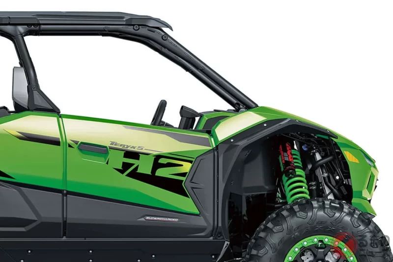 川崎推出全新「5人座運動型車款」引起熱烈關注！全長 4 公尺車身搭載超強悍「忍者」引擎！ 硬派越野取向的「四輪越野車 新 TERYX」與美規車型有何不同？