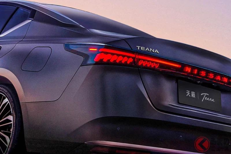 睽違7年再度登場！日產「新型Teana」超厲害！ 採用「FUGA級」全長4.9公尺尺寸，搭配紅色「NISSAN」字樣車標！ 高質感內裝也很吸睛，中國「新房車」長這樣