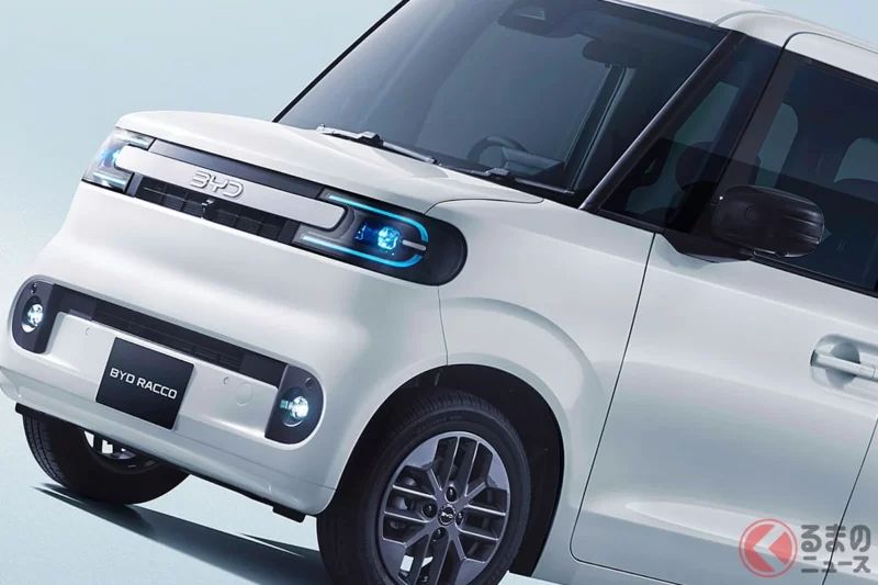 全新「超高車身輕型車」即將登場！ 採用了該級距首次出現的「左右電動滑門」，可說是完全沒有對手！ 車內安靜又「超級寬敞！」的空間，更是舒服到不行！ 一起來看看 BYD「全新海豚 miniラッコ（RACCO）」的定位與魅力吧！