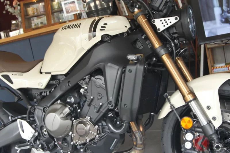 雅馬哈推出的新款「圓燈復古街車」大型重機掀起搶購熱潮！ 日本限定的時尚「米杏色（Ivory）」配色更是瞬間完售、直接結束接單！ 全新「XSR900」究竟引發了什麼樣的回響？來聽聽販售店怎麼說吧