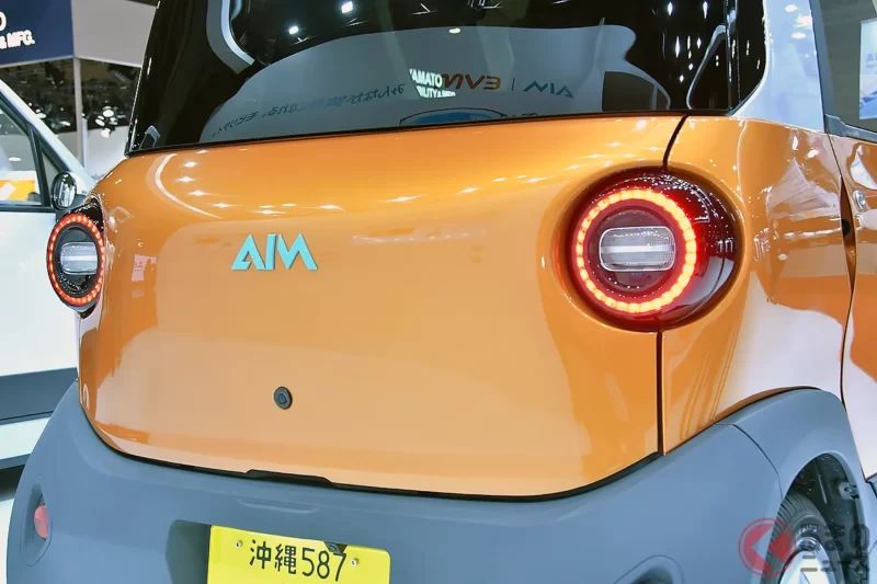 全長只有 2.5 公尺級！超迷你的「雙座輕型乘用車」受到關注！ 後輪驅動帶來的「輕快性能」加上開放感，讓人直呼「這樣就很滿足了」！ 再配上帥氣又有氣勢的「獅子狗（シーサー）風」前臉，這台尺寸剛剛好的 AIM「EVM」真的超猛