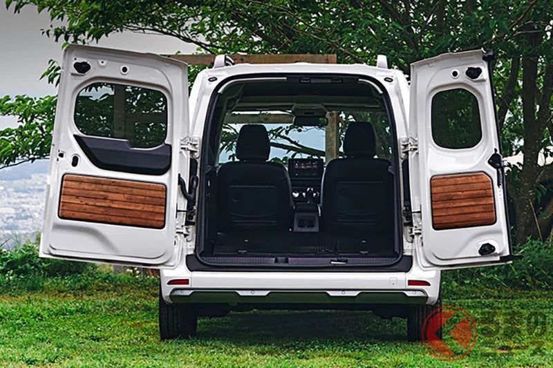 「讓空間更有自己的風格、更能盡情玩！」 全新 Kangoo 推出可自由裝飾的配件啦！ 可以客製化後車門內側的「裝飾面板（Deco Panel）」正式登場！