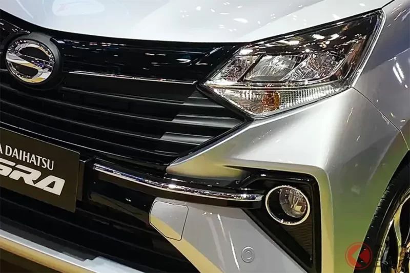 約 127 萬日圓！大發最新款「7 人座」小型廂型車實車亮相！ 全長約 4.1 公尺的「剛剛好尺寸」！ 大膽前臉設計，還提供 5 速手排可選！ 配備「三排座椅」的人氣車款「Sigra」，現身印尼