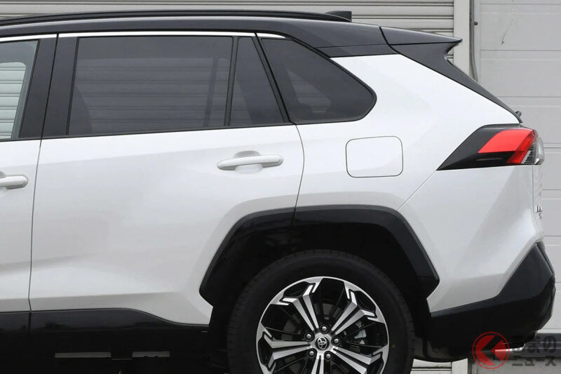 Toyota 新型 RAV4 即將登場！ 即使如此仍持續熱賣的「第5代車型」有何魅力？外觀「很帥」「很有氣勢！」也成為話題的「戶外 SUV」究竟吸引人在哪？