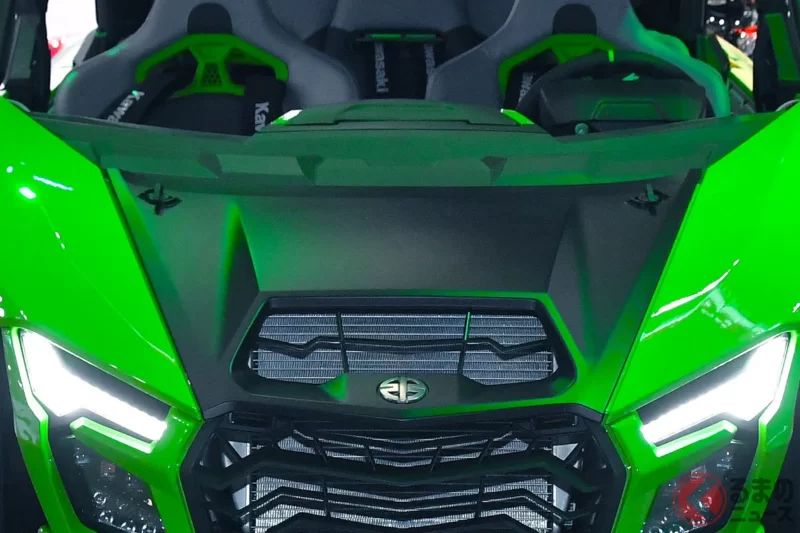 川崎全新「5 人座運動型車款」登場！  全長僅 4 公尺的「小巧車身」，卻搭載附機械增壓的「爆速引擎」！  採用魄力十足的「機能美設計」，堪稱惡路最強的新世代車款——「全新 Teryx」究竟是什麼來頭？￼￼￼