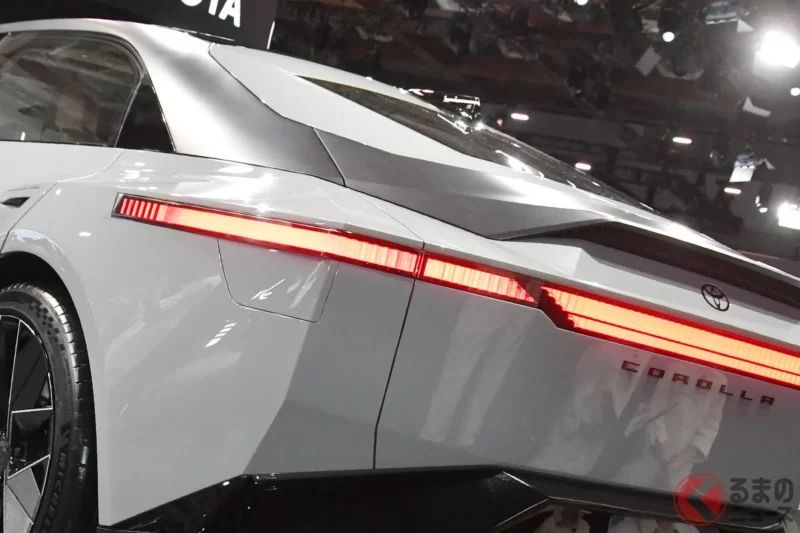 豐田「全新 Corolla」引發關注！ 車身低到像跑車般，還搭載「一字型頭燈」！ 大膽改款的四門轎車，市售化前的真實樣貌超驚艷！