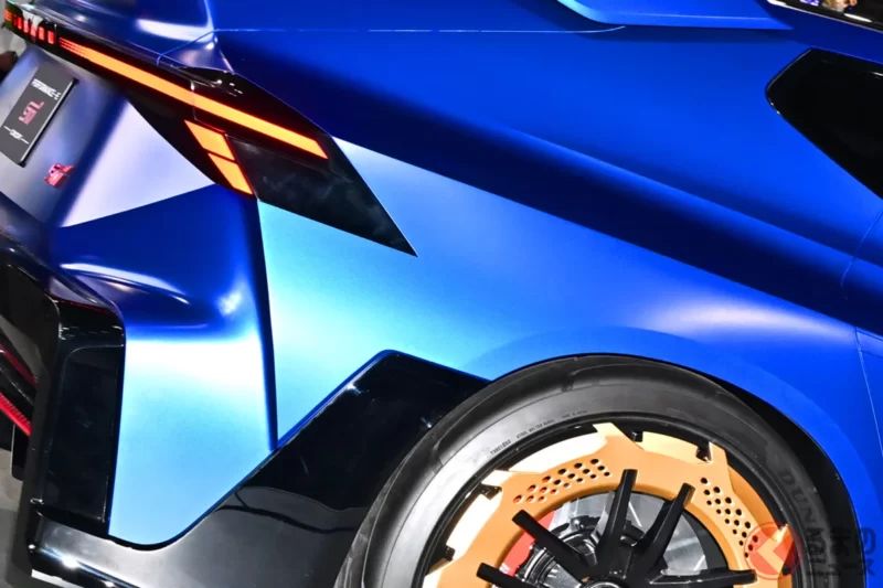 Subaru 全新「4WD 跑車」全球首度公開，引發熱烈回響！ 「已經看得到新一代 WRX 的樣子了」「好想立刻預約」等聲音不斷！ 帶有昔日「Impreza 風格」的設計，加上採用「STI 標誌」的「Performance E STI」，成為眾人矚目的焦點！