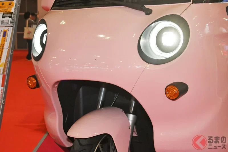 新車只要 98 萬日圓的「3 人座三輪車」引發高度關注！  只要「普通汽車駕照」就能合法上路！   全長 2.2 公尺、可愛「雙圓燈臉」造型！   作為日常代步剛剛好的 EV Genesis「Sreel Auto（スリールオータ）」到底有什麼魅力？