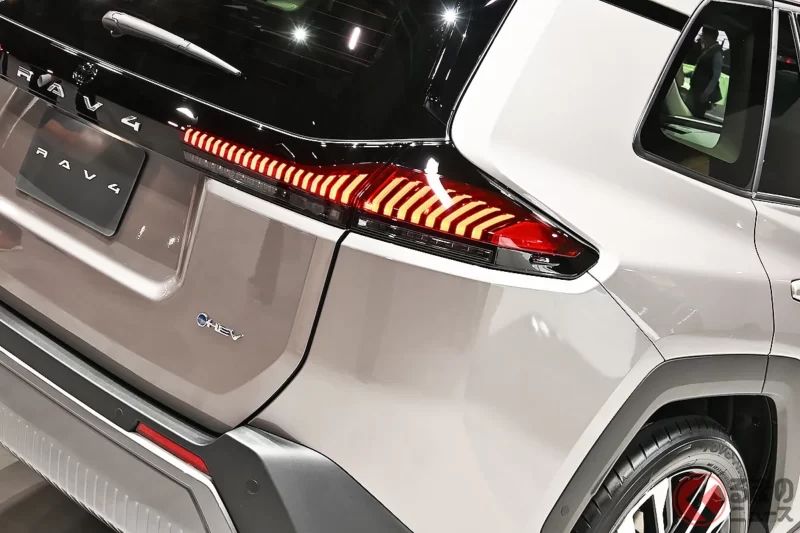 睽違7年全面改款！即將發售的豐田全新「5人座SUV」超厲害！ 擁有三種「不同面貌」×全長約4.6米的「剛剛好尺寸」！ 新款「RAV4」值得關注的重點是什麼