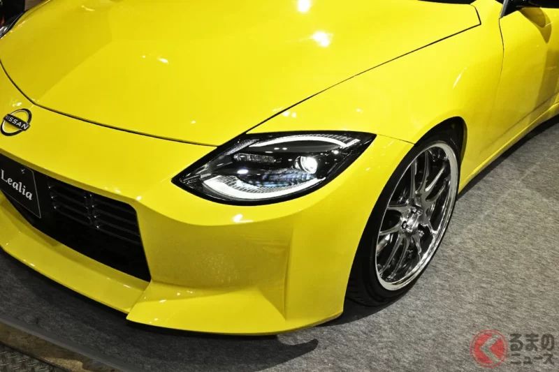 日產的「斬新Z Wagon」真的太厲害了！ 那台美到不行的「5人座Fairlady Z!?」搭載V6引擎，加上鮮明的「閃電黃」車色，是一款獨特的「Wagon版本」！ 這究竟是什麼樣的改裝車「Z Rearea」，在TAS2025上亮相呢？