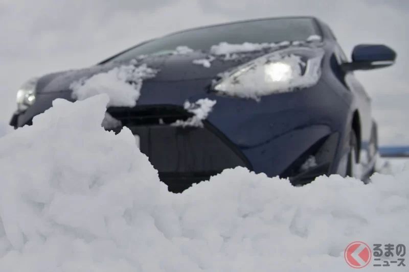 大雪中的「國道17號」發生車輛動彈不得！ 果然是「一般輪胎車」惹的禍……在豪雪地帶的「上越國境」因為爬不上坡而受困，「這是違反法令的行為」國道事務所提出警告（新潟・湯澤）￼￼￼