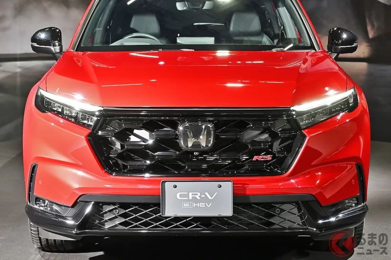 時隔三年復活！本田公開新型「CR-V」！ 全長達 4.7 公尺級，成為日本國內的「頂級 SUV」！ 同時推出搭載「2.0 升油電混合動力 × 四輪驅動」的運動化車型「RS」，預計 2026 年 2 月上市