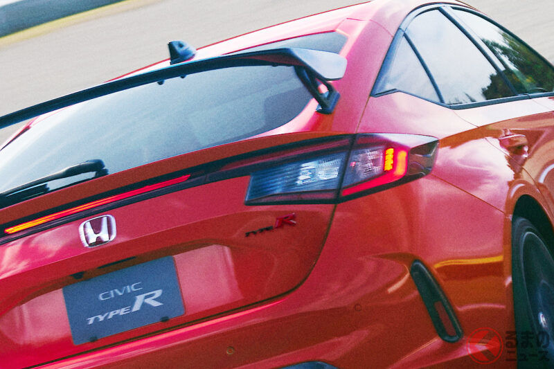 「最長要等4年」的情況真的解消了嗎！？ 本田「Civic Type R」現在已經能「正常買到」了嗎？ 搭載歷代最強的 VTEC 渦輪引擎與 6 速手排的「前驅跑車」，實際銷售現場的狀況究竟如何？￼￼￼