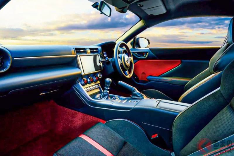 豐田「可乘坐4人的小型跑車」超厲害！ 全長約4.2公尺的車身尺寸剛剛好！ 搭載強勁的水平對臥引擎與6速手排的最新「GR 86」究竟是什麼樣的車款？￼￼￼