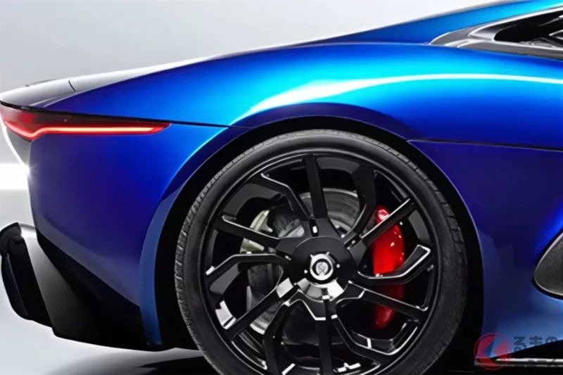 搭載1.6公升引擎卻擁有「超過800匹馬力」！ 劃時代的「四驅跑車」超猛！ 品牌首度採用「輕量化車體」與大開口「創新車門」設計！ 顛覆想像的英國 Jaguar「C-X75」到底是什麼來頭？