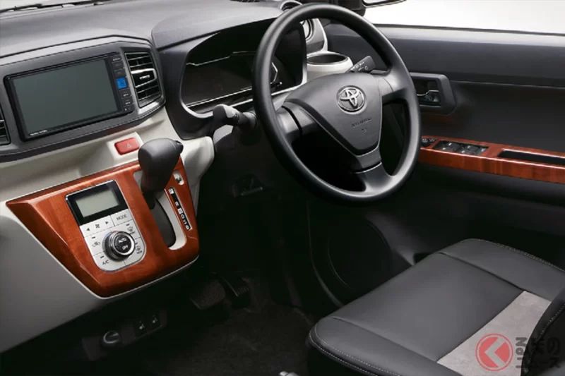 新車 99 萬日圓起！豐田最新「輕型房車」引發熱烈討論！ 也有人大讚「很有高級感」「讓人想起昭和時代」！ 帶有昔日高級車風格的「閃亮亮外觀」也很加分！ 充滿質感的「Pixis Epoch」搭配組合備受矚目！￼￼￼