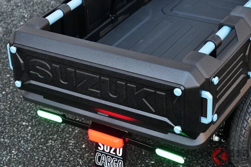 鈴木的「免駕照也能開的『小型輕卡』!?」吸引熱烈關注！  超小型車身專為單人設計×穩定性滿分的四輪行駛能力！   實用性爆表的貨斗超厲害——這就是「Suzucargo」！