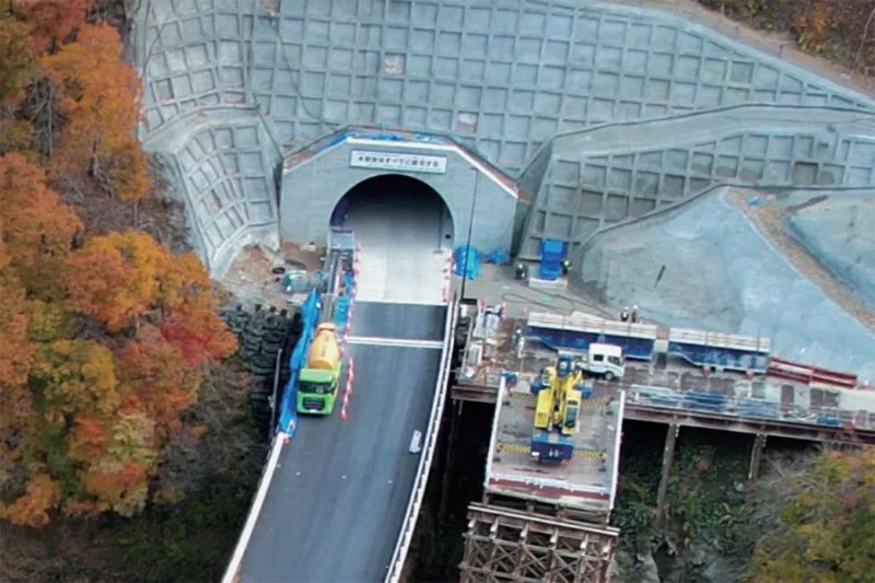 東北地區的「日本海～太平洋直通路線」重新開通！ 因大規模土石流而中斷的路段，透過「新隧道」的開放重新恢復通行 國道107號的大石隧道將在11月底向一般民眾開放，解決了之前需要「U字形繞道」的問題￼￼￼