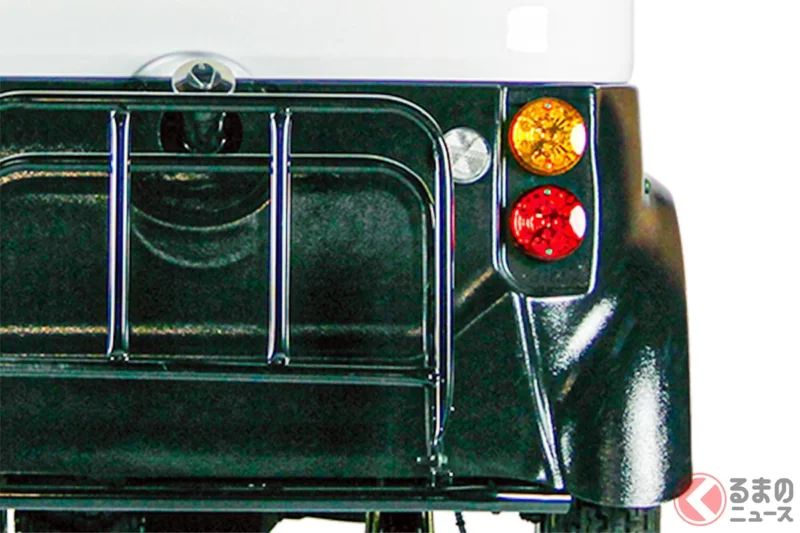 新車「約 52 萬日圓」就能入手，還能「乘坐 3 人」！ 採用「圓形雙頭燈」的超「便利車型」超厲害！ 全長 2.2 公尺的「小巧車身」搭載「4 速手排」的「AP Trike」是什麼樣的車？