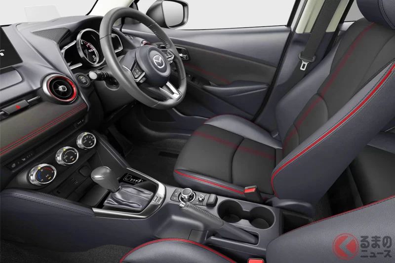 馬自達發表全新「小型車」！ 專屬外觀與「真皮豪華內裝」成為亮點的四輪驅動版本！ 全長4米的「小巧車身」搭載舒適配備與完整安全功能，究竟這輛「Mazda2」最高級車型有多吸引人呢？