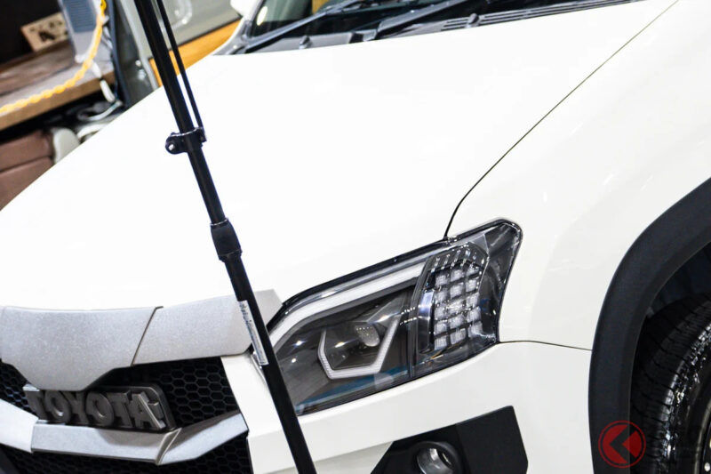 “新臉孔”的Toyota「商用車SUV」全球首發！  「TOYOTA」文字標誌 × 大型進氣水箱罩超帥氣！