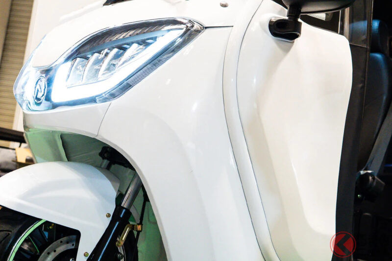 97萬日圓就能坐3人！「比輕型車還小」的Trike實車亮相！ 免踩踏板＆AT限定駕照就能開的Daizo「NEO-ONE」超厲害！最適合哪些人使用？