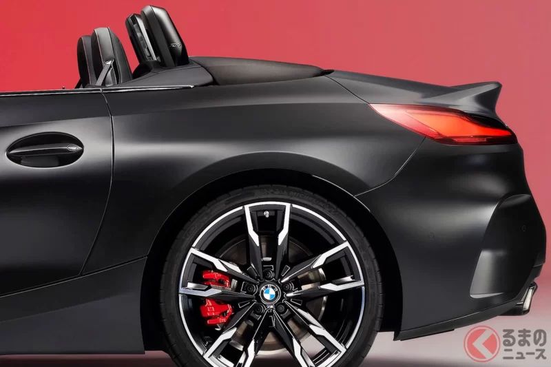 一款全新的全尺寸FR敞篷跑車正式發表！這款採用特殊消光黑塗裝和直列六缸渦輪增壓引擎的「最終規格」車型已在歐洲上市！ BMW Z4也搭載了強勁的直列四缸發動機，但將於2026年3月再次停產。