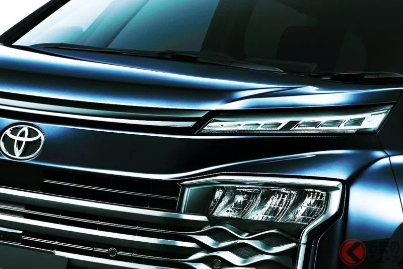 Toyota 新款「Voxy」引發熱烈迴響！ 「真的超帥！」、「光是坐在車上就感覺很棒！」的聲音不斷湧現！ 採用閃亮的「雙層頭燈」，成為幸福家庭的新標配「三排座位迷你休旅車」，到底有什麼進化呢！