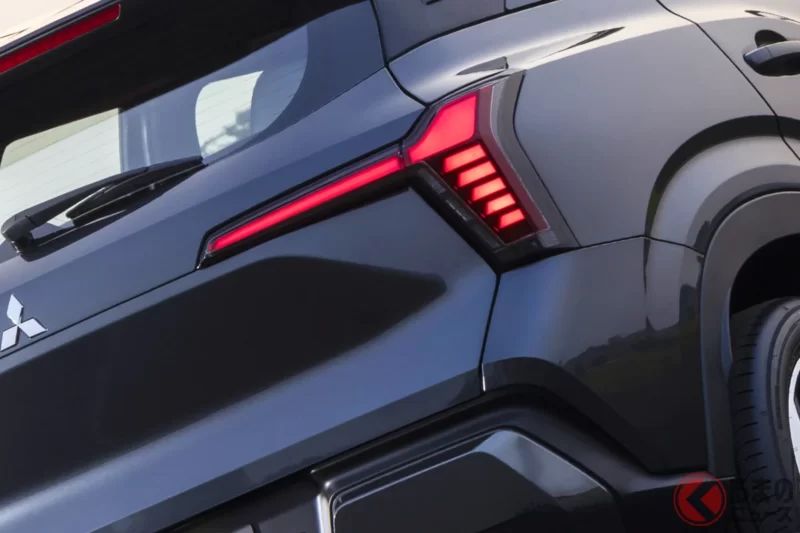 三菱「最新小型SUV」訂單爆量！  全長4.4公尺剛剛好的車身 × 進化版動感前臉！  油耗「每公升超過24公里」，還搭載「超強四驅」的「Xforce HEV」於泰國實車亮相！