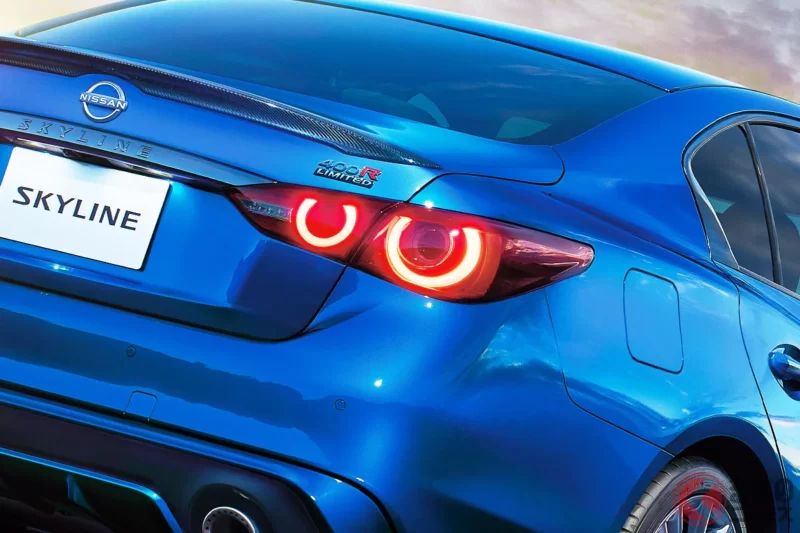 日產「全新Skyline」還沒上市就訂單湧入！？  搭載400匹馬力以上的V6雙渦輪引擎×超寬輪胎！  超適合「GT-R藍」的「最終限定版」車型「400R Limited」實在太猛了！