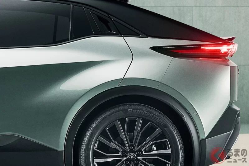 Toyota 全新「C-HR」大降價「便宜54萬日圓」開放預約！  前衛鯊魚臉造型×343匹馬力超強動力系統！   全長4.5公尺「剛剛好的尺寸」，還搭載高性能4WD的「＋」德國規格究竟是什麼？￼￼￼