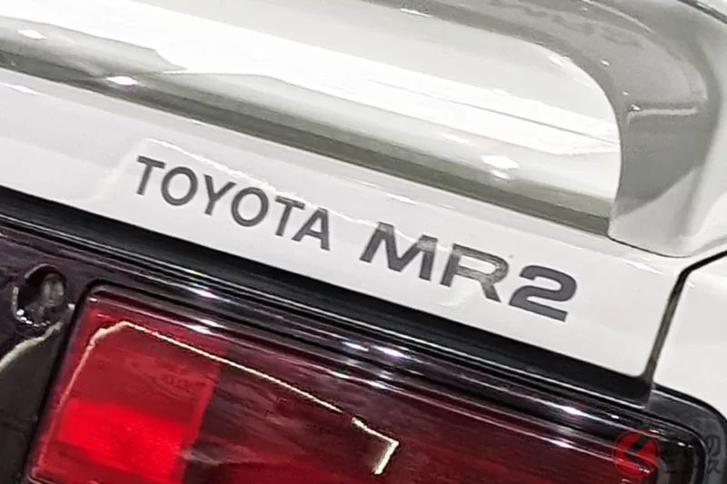 豐田暗示「MR-2」即將復活！ 採用全球首創的「劃時代燈組」與日本首見的「車輛配置」！ 一路支撐「雙座跑車」發展至今的創新技術究竟是什麼？