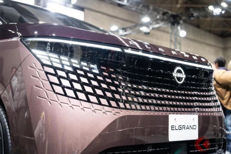 睽違 16 年全面改款的日產「新型 Elgrand」實車亮相引發熱烈回響！  採用「組子風格車頭」並搭載 1.5L 直列三缸引擎！  不少車迷表示「不會過度浮誇，反而很有質感」、「這氣勢才配得上稱為 MPV 界的皇帝」