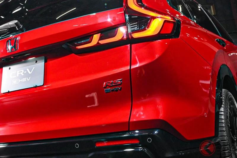 Honda 全新「CR-V」亮相引發熱烈討論！ 「世界上最帥！」「比競爭對手還好看」等力挺設計的聲音不斷！ 搭載「Accord」同款引擎與高性能四驅系統的最新 SUV，實力相當驚人！