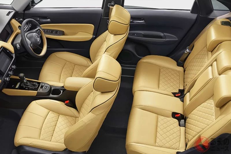 本田全新「四驅」小型車超厲害！ 全長不到 4 公尺的小巧車身，卻搭載豪華內裝！ 每公升可跑超過 23 公里的低油耗表現，加上專屬外觀設計也相當吸引人！ 備受歡迎的「Fit」頂級版本究竟是什麼來頭？