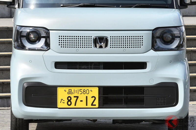 「輕型車的車牌」為什麼不是在正中間？ 多數都偏向駕駛座一側！  「小車」才有的意外原因是什麼？