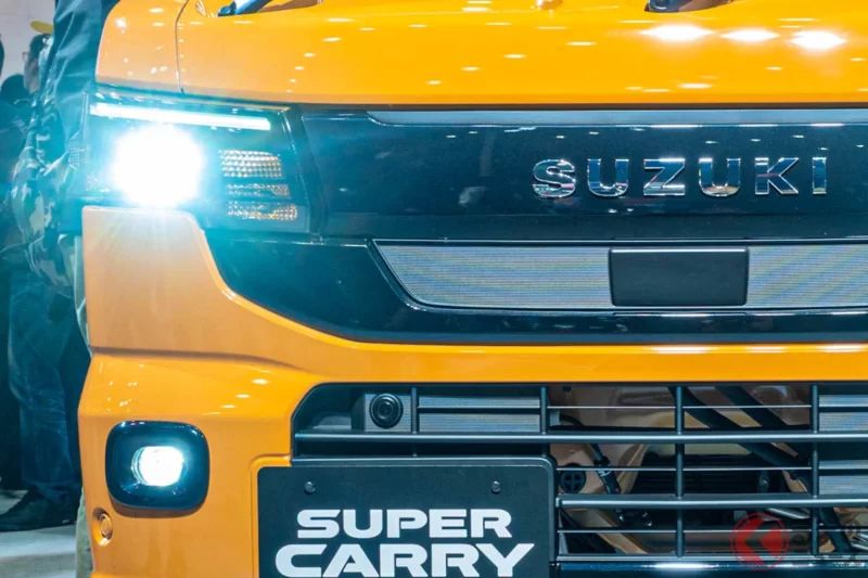 鈴木「全新」輕型卡車即將登場！  前所未有的「大幅進化」，換上精悍的「上揚銳利頭燈」造型，並採用橫向加寬的「SUZUKI字樣廠徽」！   歷經12年持續打磨、進化而來的「新一代Carry」，到底有哪些改變？