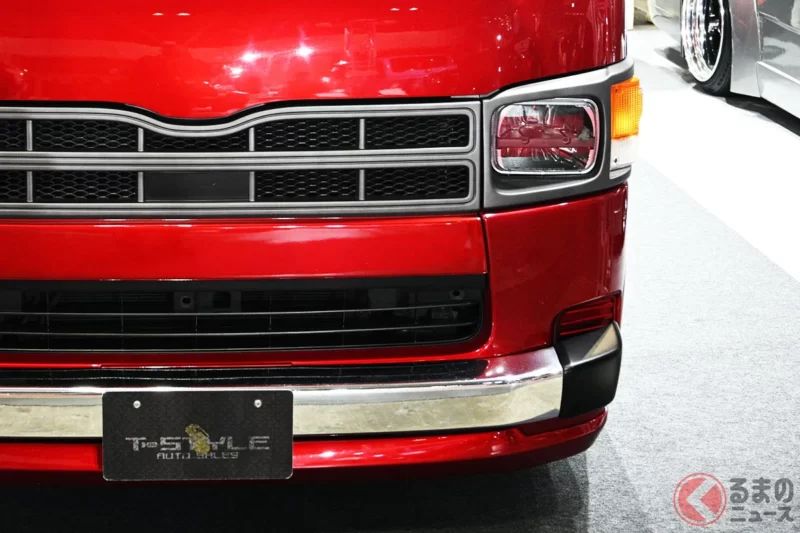 創新「Hiace 卡車版」超厲害！  採用超過2公尺的「超寬敞貨斗」還能「合法驗車」！   角形雙圓燈的「老車風格設計」，把 Hiace 變身成卡車的 TSD「Hi-Truckin（ハイトラッキン）」於 TAS 亮相，這款改裝車到底是什麼來頭？