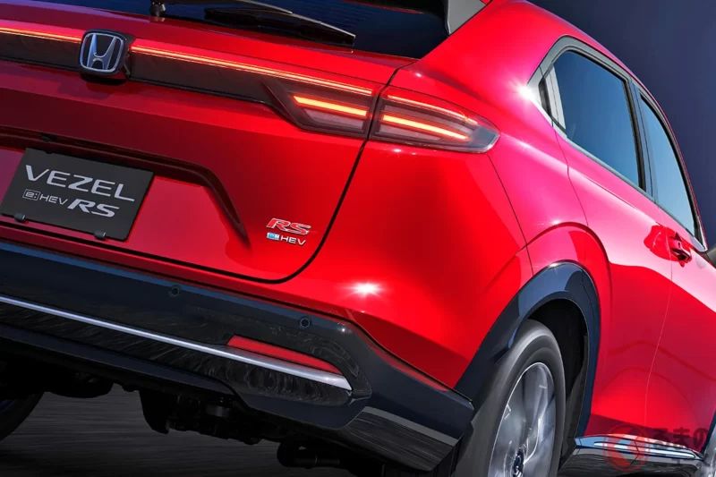 375萬日圓！ 本田全新「運動風格小型」SUV成為焦點！  採用降低車高搭配專屬黑化外觀，呈現出相當「俐落精悍」的造型，帥度爆表！  首度加入4WD車型設定，帶來「在雪國也能盡情享受駕馭樂趣」的性能版本——全新「Vezel e:HEV RS」實力驚人