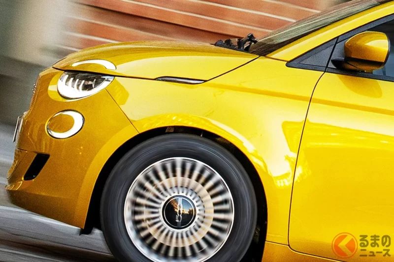 新型「6速MT」小型車亮相引發熱烈迴響！  擁有接近「輕型車」的車身尺寸，也有不少人稱讚「小排氣量引擎＋手排真的很棒」！  採用「對開式」車門的菲亞特「500 Hybrid」在義大利登場成為話題焦點￼￼