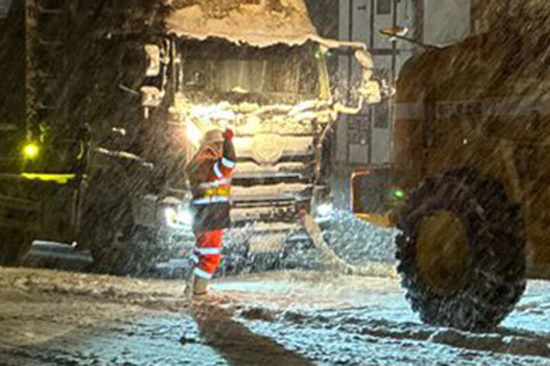 國道事務所「強烈警告」！「大型車輛發生受困」果不其然「仍使用一般輪胎」行駛  豪雪中的岐阜「國道41號」山區卡死無法通行 呼籲「務必做好準備」