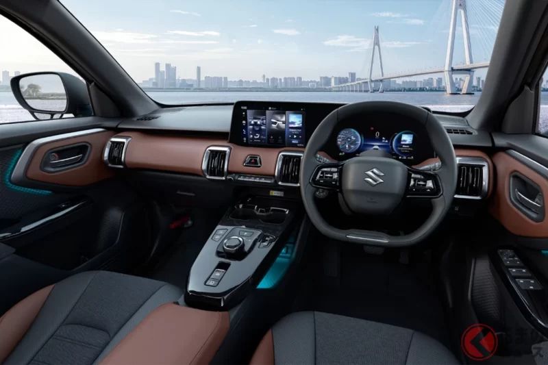 鈴木全新「小型 SUV」即將上市引發熱烈回響！ 「如果能便宜87萬日圓就會考慮入手」「內裝比想像中還要豪華」「又是四驅，雪地路況看起來很強」等聲音不斷！ 配備滿載的「e-Vitara」頂級車型成為焦點！￼￼￼