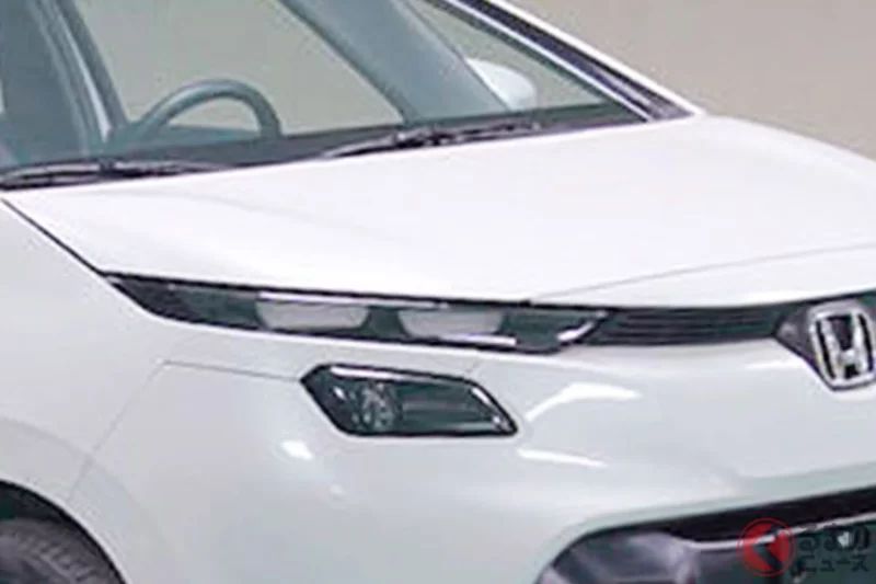 新款本田飛度極具創新性，引發了褒貶不一的評價！有人驚呼：「這是什麼？！」、「這簡直像電動車…」還有人說：「太酷了，我愛死它了！」這款廣受歡迎的「小型車之王」即將以「全新設計」登陸中國市場！