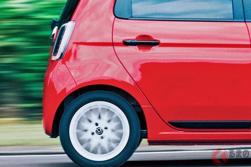 新車售價228萬日圓！本田全新「6速手排輕型運動車」超厲害！採用圓燈「復古車臉」設計，並融合歷代「Type R」風格，帥氣十足！搭載輕量化車體與強勁「渦輪增壓」引擎的操駕版「N-ONE RS」引人注目！