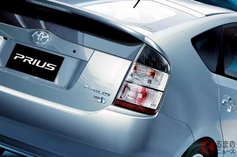 新車當年只要189萬日圓！ 豐田這款「超便宜的 Prius」太猛了！ 配備極度簡化、車身顏色只有3種！ 以罕見的「新舊並賣」策略對抗對手的「EX」車型究竟是什麼？