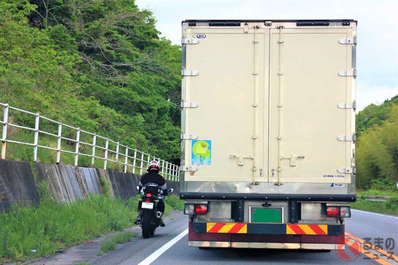 不只駕駛在罵，連騎士也怒了!?「在卡車之間鑽來鑽去的機車實在太危險了」「就算從後車來看也會嚇出一身冷汗」在SNS上瘋傳的聲音究竟是什麼內容呢