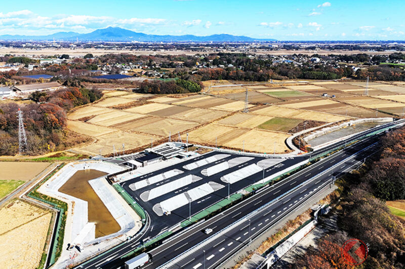 「下一個公車站太遠了…」肯諾高速公路的「憋尿」問題終於解決了？ ！不只是個廁所！而是一家24小時便利商店…「Bando PA」將於下月31日開業